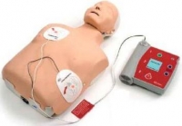 Różne rodzaje defibrylatorów AED. Słuchacze mogą ćwiczyć na defibrylatorze treningowym takim samym jaki mają w swoim miejscu pracy.