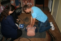 Resuscytacja krążeniowo-oddechowa z użyciem defibrylatora AED.